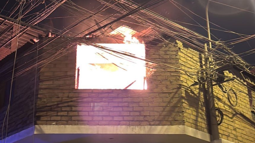 La rápida acción de los bomberos impidió que el incendio se propague.