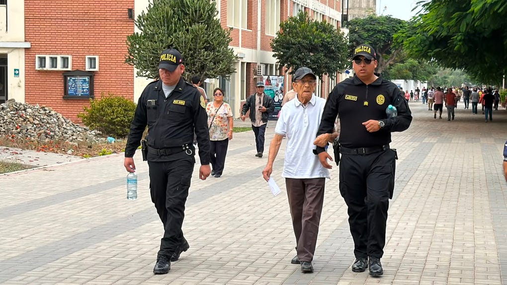 En las primeras horas desde el <strong>inicio</strong> de la jornada electoral en locales de <strong>votación</strong> de la región <a data-mce-href=https://rpp.pe/peru/la-libertad href=https://rpp.pe/peru/la-libertad>La Libertad</a> se <strong>reportó</strong> una alta incidencia de <strong>adultos mayores</strong> que acudieron a emitir su voto, para evitar caídas personal de la Policía, acompaña a un adulto mayor para evitar accidentes.