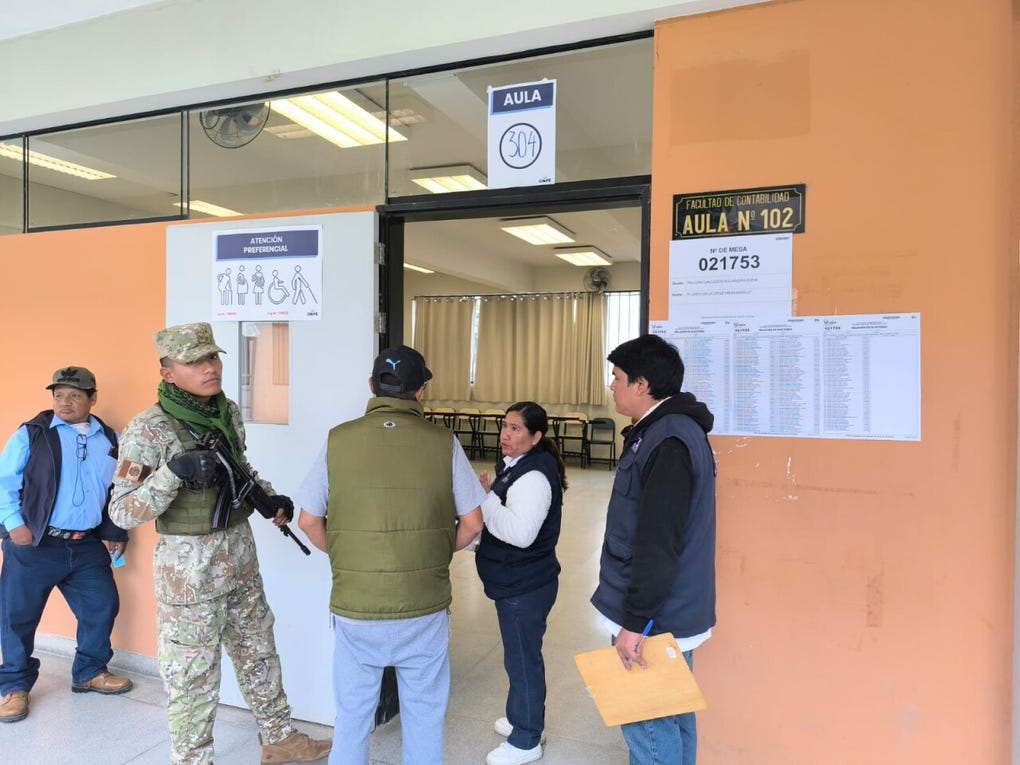 <strong>Elector</strong> llega a mesa de sufragio <strong>N°021753 </strong>instalada en la <strong>Universidad San Luis Gonzaga</strong> en la región <a data-mce-href=https://rpp.pe/peru/ica href=https://rpp.pe/peru/ica>Ica</a>.
