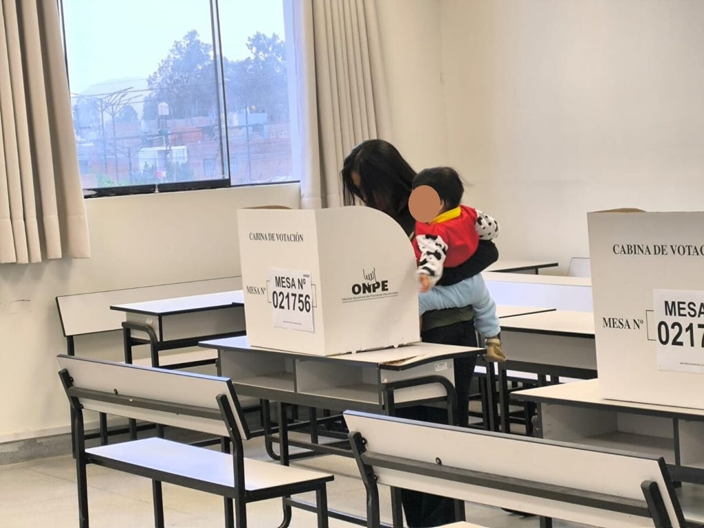 Joven <strong>madre de familia</strong> con <strong>hijo en brazos</strong> cumple con votar en la mesa de <strong>sufragio N°021756</strong> en local de votación de la <strong>Universidad San Luis Gonzaga</strong> ubicada en la región <a data-mce-href=https://rpp.pe/peru/ica href=https://rpp.pe/peru/ica>Ica.</a>