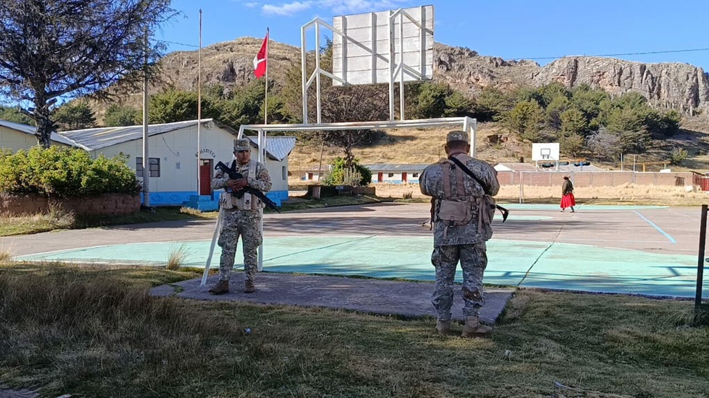 Personal de la <strong>Fuerzas Armadas</strong> velando por la seguridad interna del <strong>local de votación</strong> en la localidad de <strong>Chapas</strong>, distrito de <strong>Capachica,</strong> provincia y región <a data-mce-href=https://rpp.pe/peru/puno href=https://rpp.pe/peru/puno>Puno</a>.