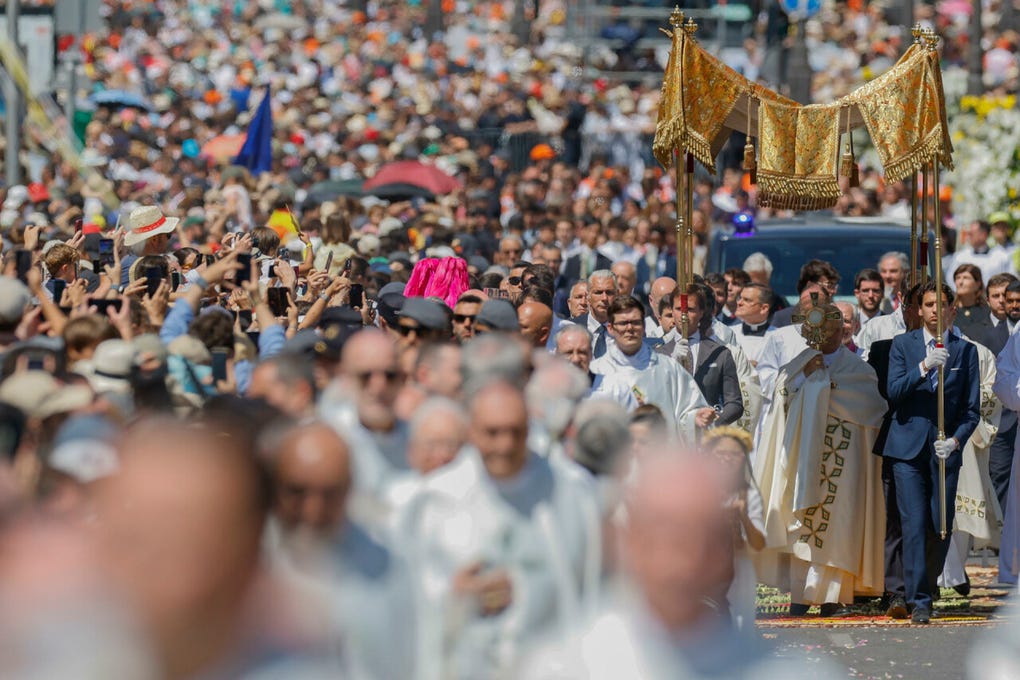 La Asociación de Alfombristas do Corpus Christi de Ponteareas (Pontevedra) elaboró dieciséis grandes alfombras de tres metros de ancho a lo largo de más de 500 metros para engalanar la céntrica arteria madrileña.