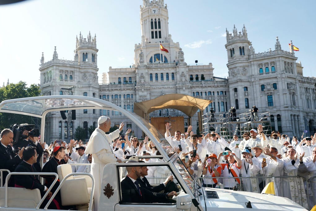 El papa León XIV presidió este domingo la procesión del Corpus Christi por la plaza de Cibeles y la calle de Alcalá de Madrid tras una custodia del Santísimo Sacramento de 1943, que se guarda en el Museo de la Catedral de la Almudena de la capital española.