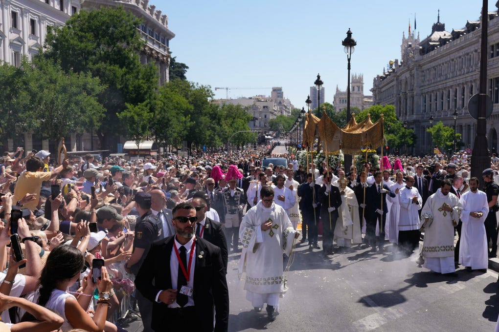 Tras la celebración del rito de la comunión en la multitudinaria misa papal en Cibeles se colocó la hostia consagrada en la custodia -una pieza elaborada en 1943 por los talleres de Arte Granda en plata dorada, esmaltes, amatista y diamantes, y vinculada a la historia de Madrid- y se puso en el centro del altar.