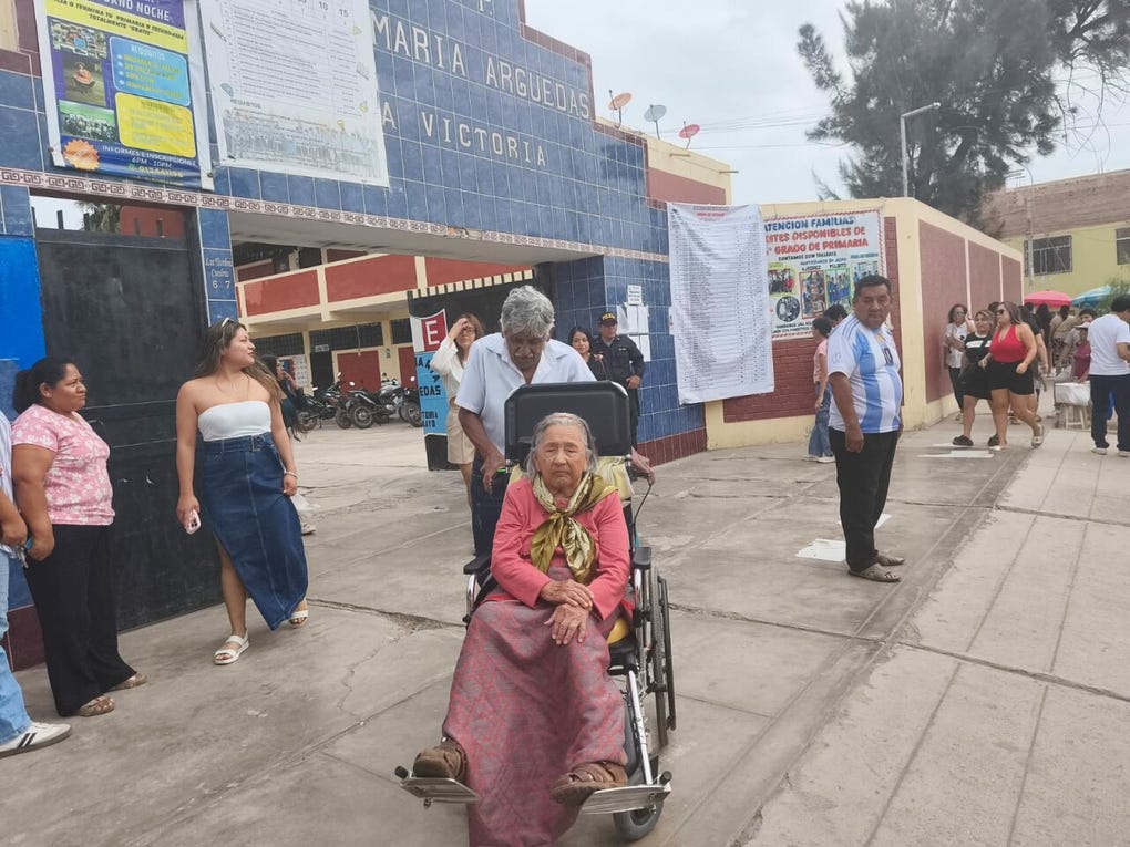 En una silla de ruedas, la señora <strong>Mercedes Sánchez</strong> viuda de Jiménez de <strong>102 años</strong> llegó a votar a la mesa <strong>N°034485</strong> instalada en el colegio <strong>José María Arguedas</strong> del distrito de La Victoria, provincia de <strong>Chiclayo,</strong> región <a data-mce-href=https://rpp.pe/peru/lambayeque href=https://rpp.pe/peru/lambayeque>Lambayeque</a>.