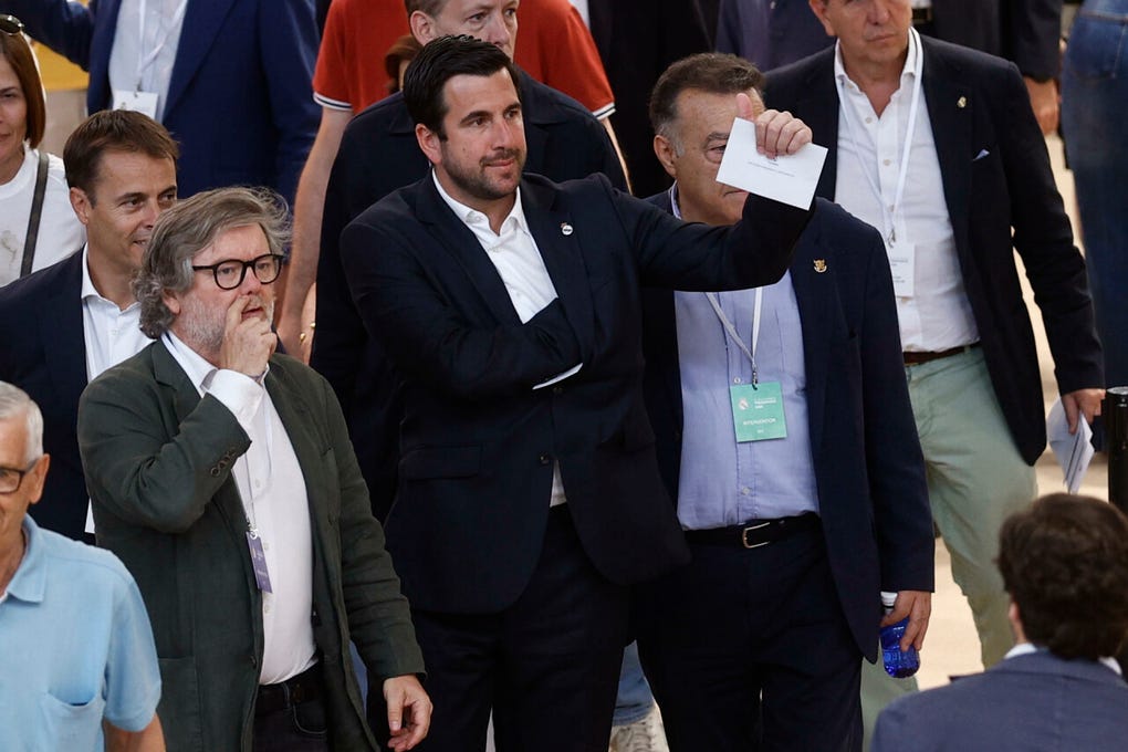 Enrique Riquelme, de 37 años y con número de socio 41 736, se estrena como aspirante con el lema ‘Legado y futuro’ y, tras emitir su sufragio, reiteró la importancia de unos comicios que calificó de referéndum.