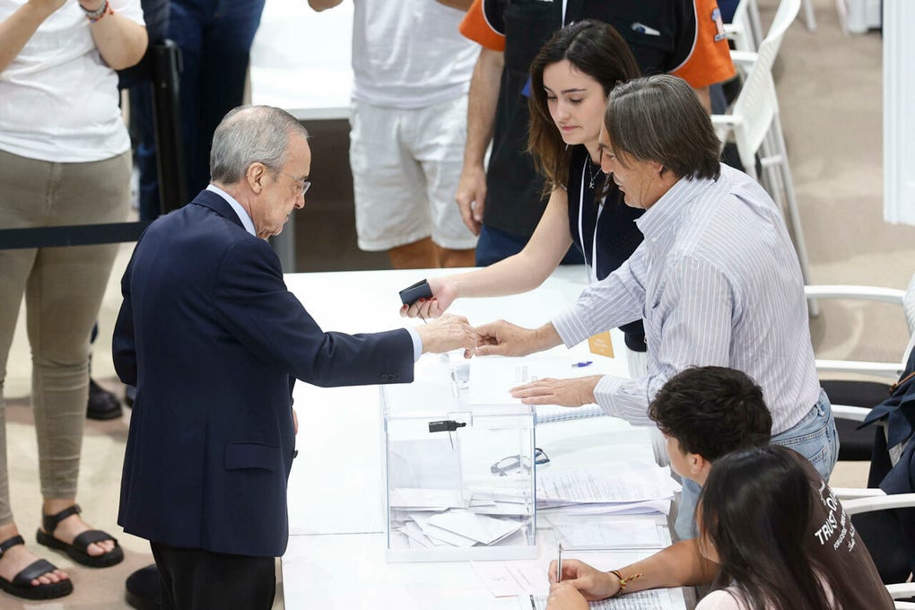 El más madrugador fue el actual presidente, Florentino Pérez, socio número 1 484, quien ejerció el sufragio en la mesa 2 apenas una hora después de la apertura de las urnas.