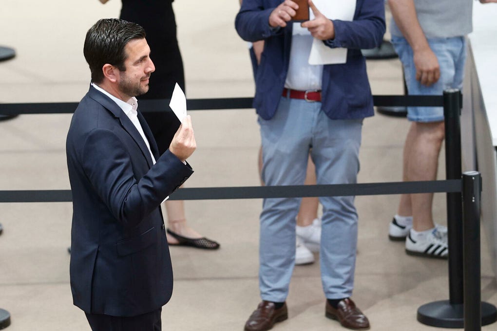 Enrique Riquelme, presidente de Cox Energy, depositó su voto al filo de las 11:00 a.m. (hora local), en medio de aplausos de socios que le acompañaron hasta la urna y de algún insulto aislado.