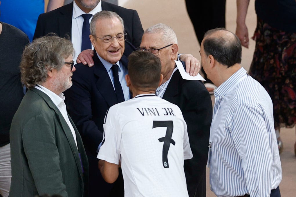 Al llegar y tras depositar su papeleta, saludó y se fotografió con afiliados que se arremolinaron en torno al presidente de la constructora ACS y máximo dirigente del Real Madrid, cargo que aspira a renovar cuatro años y sobrepasar el cuarto de siglo al frente del club: un primer período de 2000 a 2006 y, de manera ininterrumpida, desde 2009 a la actualidad.