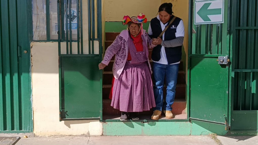 <strong>Electora</strong> que con apoyo de personal de la <strong>ONPE</strong> se retira después de cumplir con votar en la <strong>mesa </strong>instalada en el <strong>colegio Nacional Agropecuario de Suchis</strong>-Caracoto provincia de <strong>San Román</strong>, región <a data-mce-href=https://rpp.pe/peru/puno href=https://rpp.pe/peru/puno>Puno</a>.