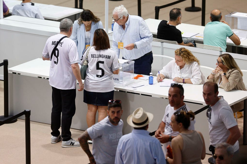 La alta afluencia de socios, pese a las dificultades de movilidad por los cortes de tránsito en Madrid por la visita del papa León XIV, es la nota más destacada en las primeras horas de esta jornada, en las que los dos candidatos ya cumplieron su cita con las urnas.