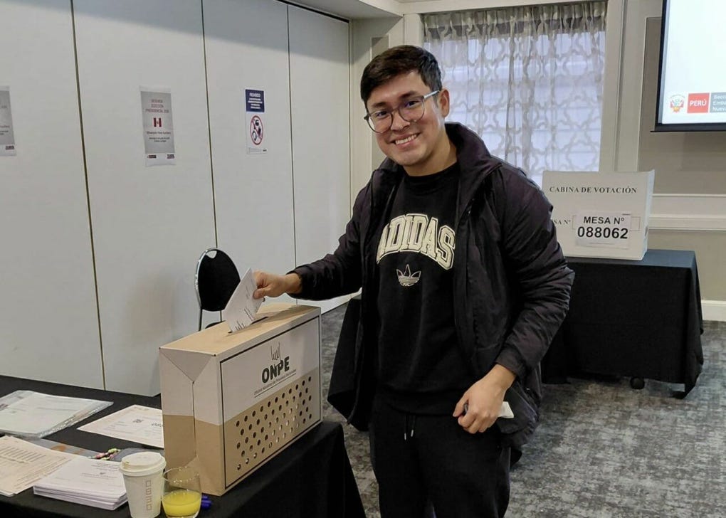 Más de un millón 200 mil peruanos residentes en el extranjero están habilitados para participar en la segunda vuelta electoral, que ya inició en Nueva Zelanda, informó Pedro Bravo, titular de la Dirección de Comunidades Peruanas en el Exterior.