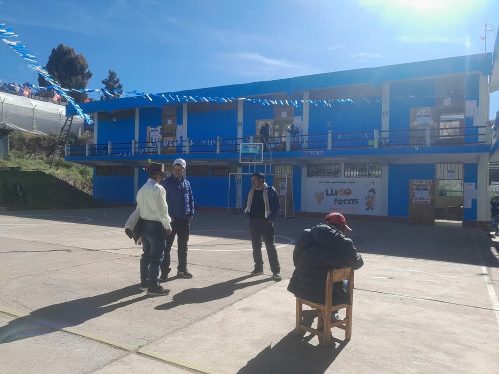 Electores llegaron a votar a <strong>mesas instaladas</strong> en la I.E. <strong>José Carlos Mariátegui</strong> de <strong>Ccasapata</strong> - Yauli, región <a data-mce-href=https://rpp.pe/peru/huancavelica href=https://rpp.pe/peru/huancavelica>Huancavelica.</a>