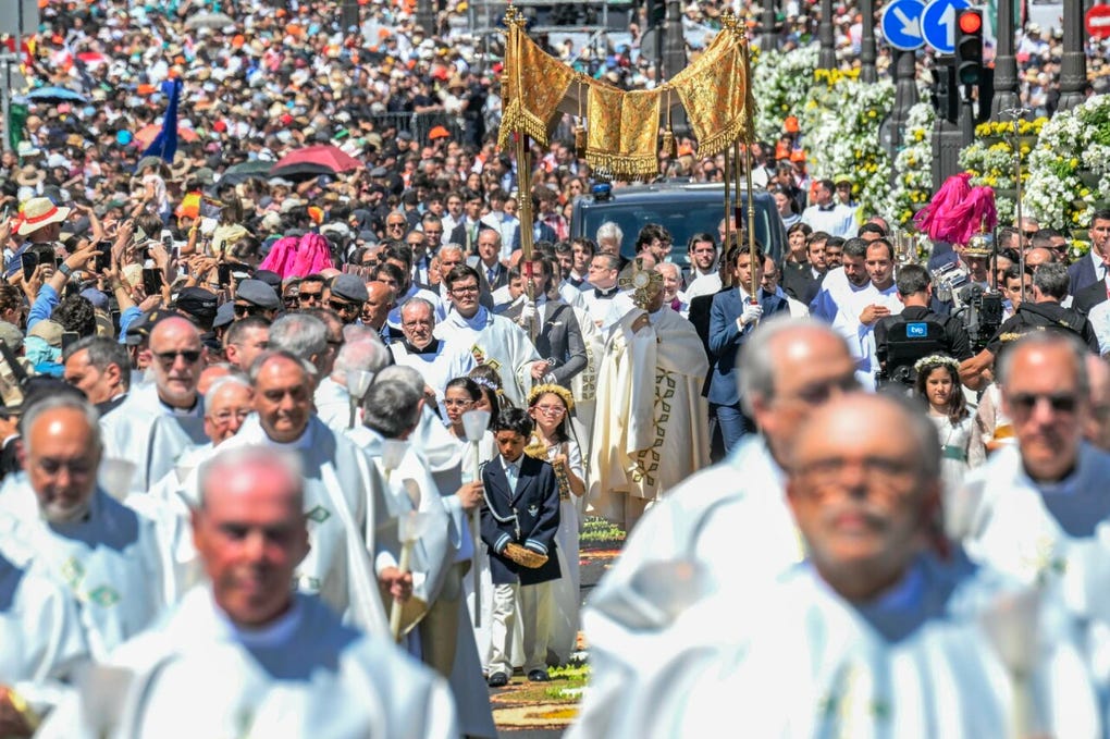 El papa pronunció una oración y puso incienso en el Santísimo Sacramento para dar comienzo a la procesión, acompañada en todo momento de la música interpretada por el coro y orquesta integrados por cerca de 400 componentes.