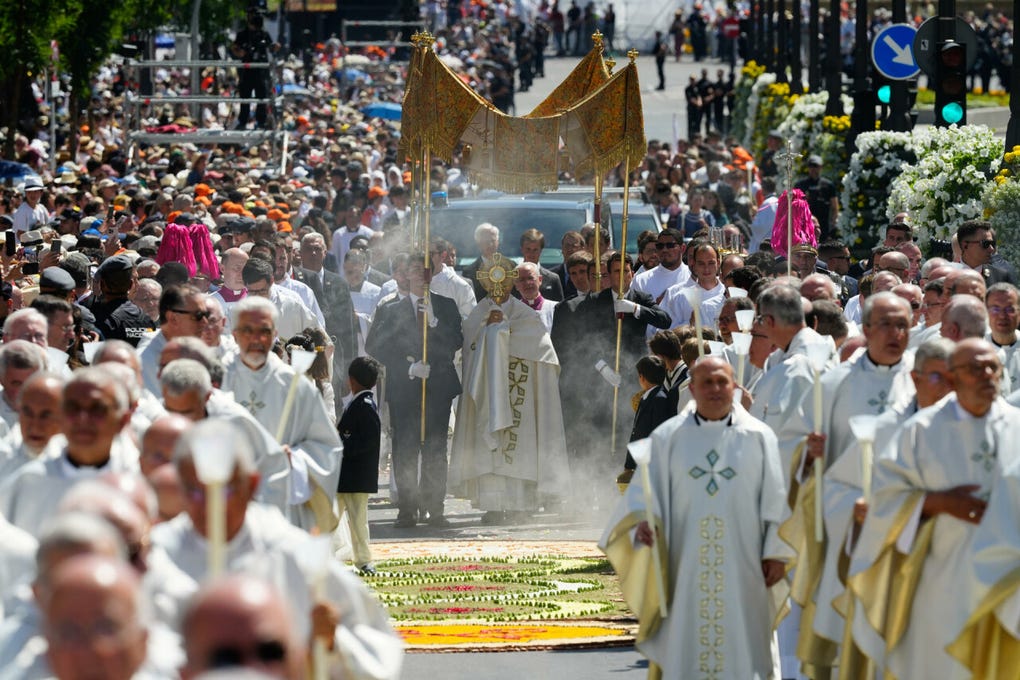 Al igual que durante toda la eucaristía, el sol abrasó a más de 1.2 millones de personas congregadas al aire libre para presenciar una misa en la que se estuvieron repartiendo botellas de agua y parasoles, e incluso cartones de cajas para que pudieran abanicarse.