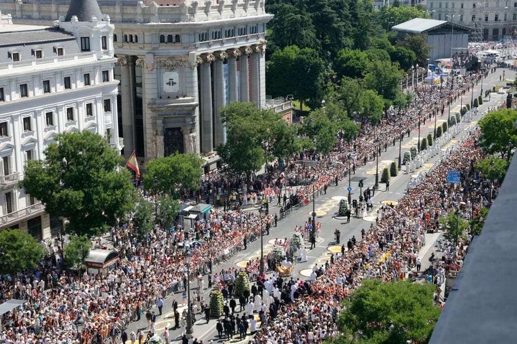 La misa en Cibeles y la posterior procesión han sido los actos más multitudinarios de la visita del papa a España, que se prolongará hasta el 12 de junio con paradas en Barcelona y las islas Canarias.