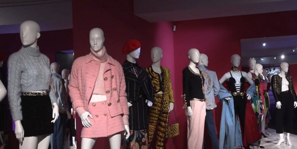 La muestra, titulada Gianni Versace. Retrospective, recorre la trayectoria del diseñador desde sus primeras influencias a orillas del Mediterráneo, en su natal Reggio Calabria, al sur de Italia, hasta las más prestigiosas pasarelas de París. La exposición estará abierta al público durante todo el verano.