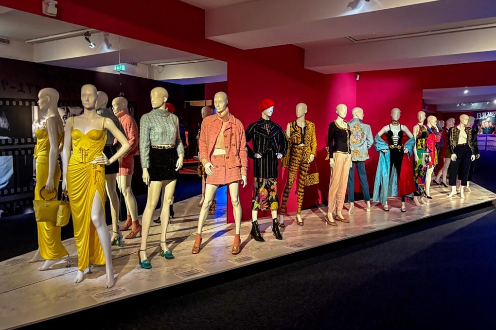Vincent Barreneche, productor de la exposición, indicó a EFE que esta retrospectiva es la adaptación de una muestra que ya se ha exhibido en ciudades como Málaga, Londres o Berlín y que, en cada ocasión, se ha reconfigurado para explicar los vínculos que unen al artista con cada lugar. En Londres, por ejemplo, el enlace estaba más orientado hacia las personalidades: las estrellas británicas de la música y las supermodelos, que también presentamos en París, pero aquí el foco está centrado en los escenarios y en los ambientes típicos de Gianni Versace, subrayó.