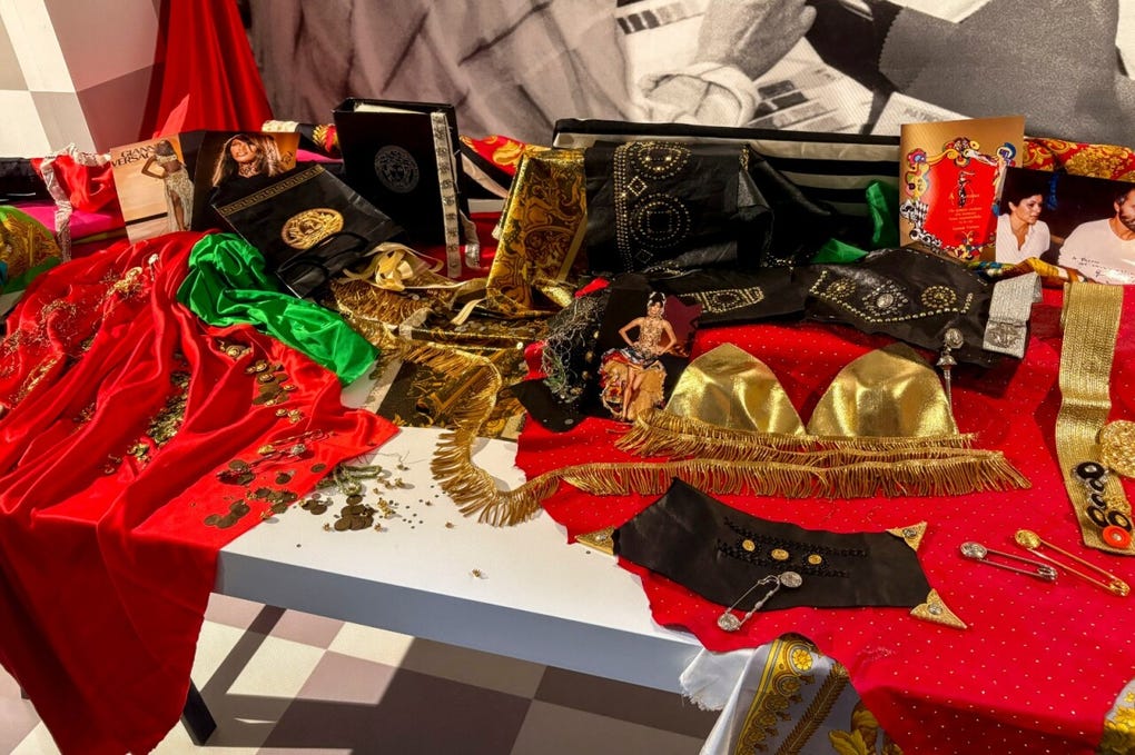 Gianni Versace. Retrospective cuenta con 120 conjuntos de la firma, además de cientos de accesorios, fotografías y revistas, que se dividen en 12 secciones para cada una de las facetas o etapas creativas del famoso diseñador.