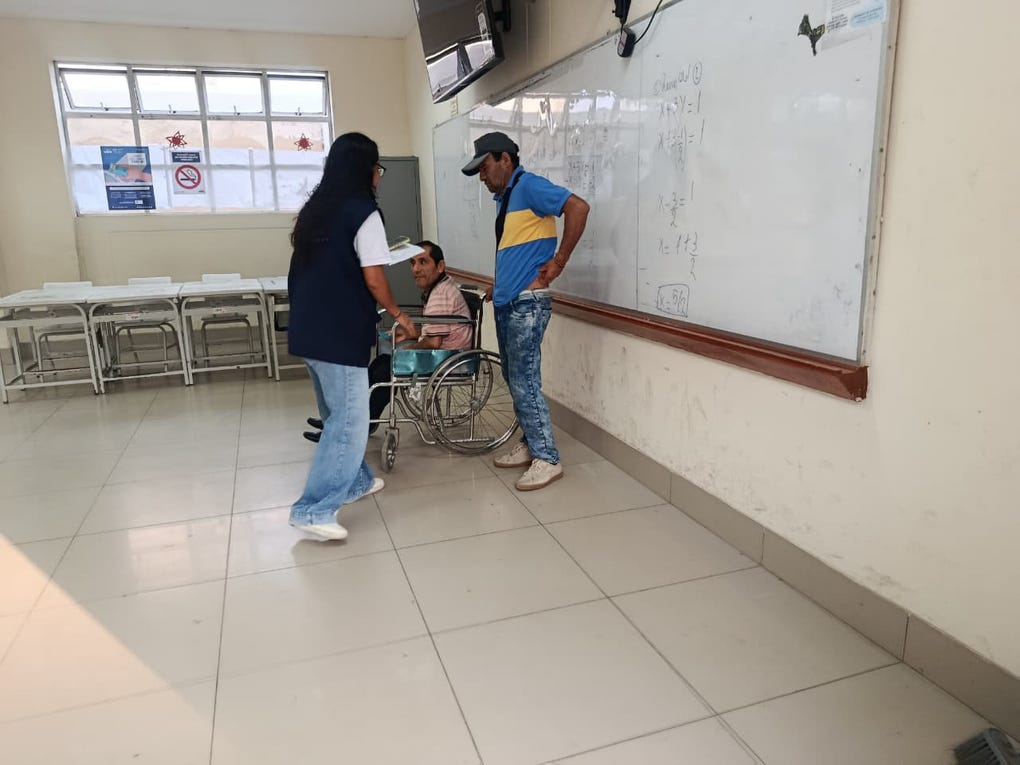 Personal de la <strong>ONPE</strong> recibe a <strong>elector en silla</strong> de ruedas que acude a votar a mesa del<strong> Colegio Santa Magdalena Sofía</strong>, en <strong>Chiclayo</strong> <a data-mce-href=https://rpp.pe/peru/lambayeque href=https://rpp.pe/peru/lambayeque>Lambayeque</a>.