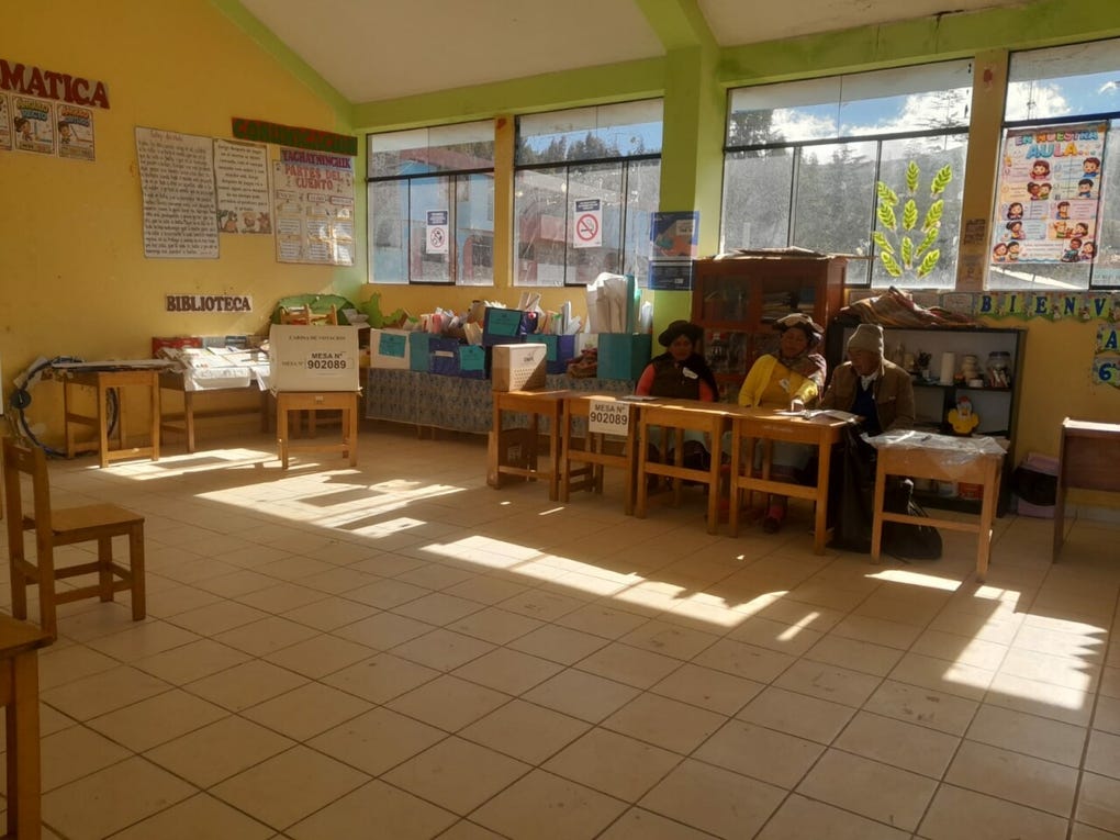 <strong>Miembros de la mesa</strong> de la mesa <strong>N°902089</strong> instalada en la I.E. <strong>José Carlos Mariátegui </strong>de Ccasapata - Yauli, región <a data-mce-href=https://rpp.pe/peru/huancavelica href=https://rpp.pe/peru/huancavelica>Huancavelica</a>.