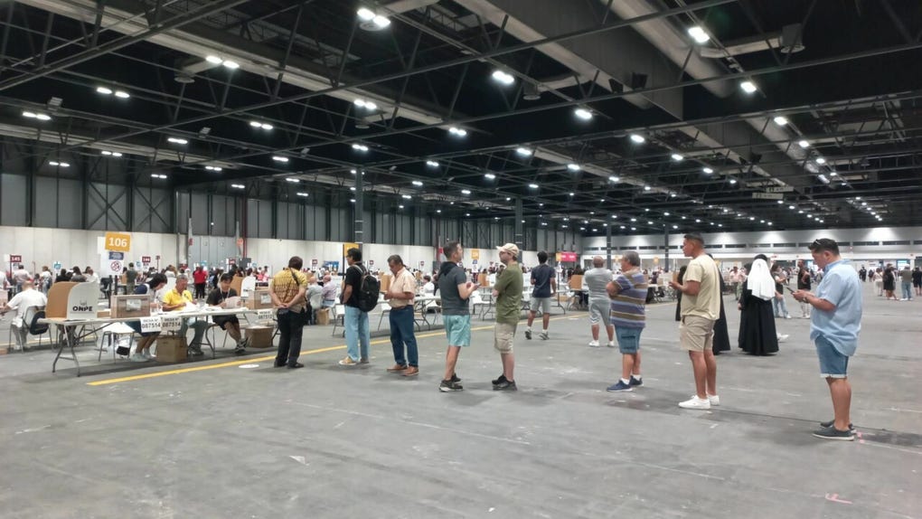 En Madrid, cientos de compatriotas ya asisten a las urnas para ejercer su derecho al voto.