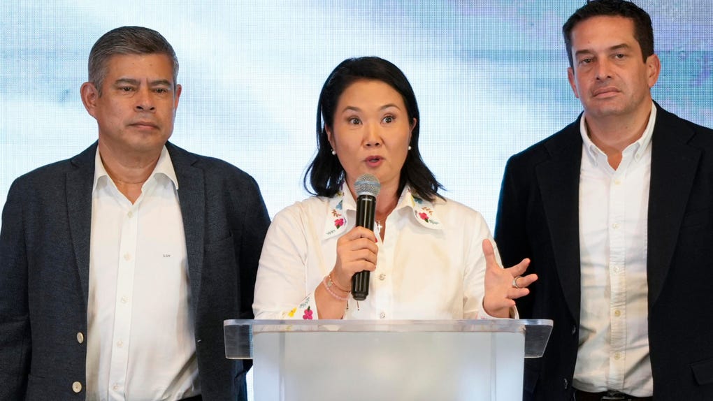 Keiko Fujimori se pronunció sobre los resultados del conteo rápido acompañada de sus candidatos a la vicepresidencia. 