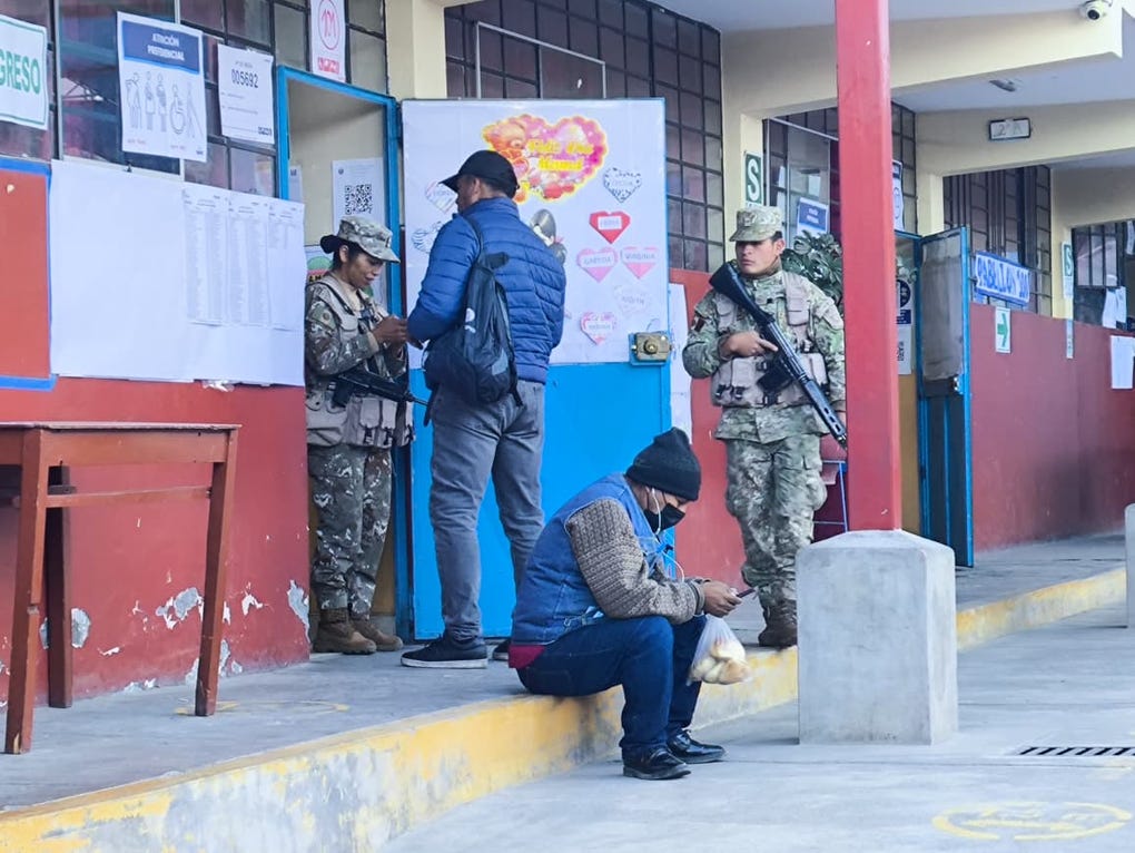 <strong>Personal del Ejército</strong> que brinda <strong>seguridad interna</strong> en los locales de votación, ayudan a buscar el <strong>número</strong> en el padrón electoral de la mesa de sufragio instalada en la I.E. José Trinidad Morán de Cayma en <a data-mce-href=https://rpp.pe/peru/arequipa href=https://rpp.pe/peru/arequipa>Arequipa</a>.