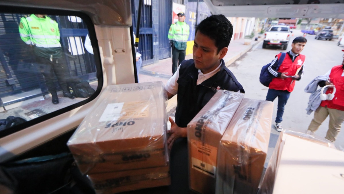 ONPE: entrega de material electoral en los locales de votaci
