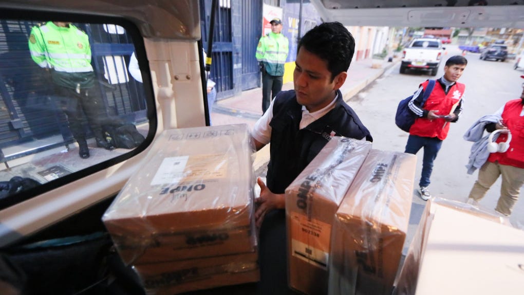 La ONPE informó que cerca de la 1pm. de ayer, viernes, se completó la entrega de material electoral en los locales de Lima y Callao