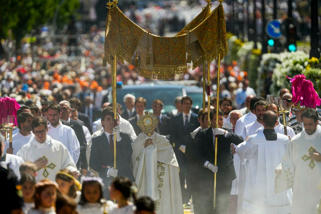 Las composiciones florales incorporan elementos emblemáticos de la iconografía cristiana, como la Sagrada Forma y las Llaves de San Pedro integradas en una concha de peregrino, y han requerido la utilización de más de 30 000 claveles, principalmente blancos y amarillos, en honor a los colores de la bandera del Vaticano.