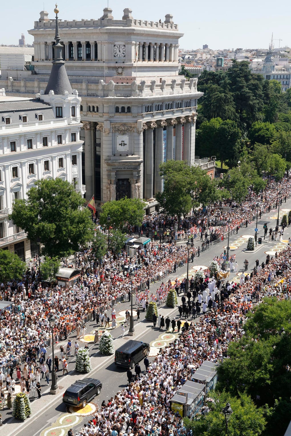 La procesión dejó la imagen inédita de un papa procesionando con el Santísimo por una engalanada calle de Alcalá, convertida en una gran alfombra floral con más de 30 000 claveles gracias al trabajo de la Asociación de Alfombristas do Corpus Christi de Ponteareas (Pontevedra).
