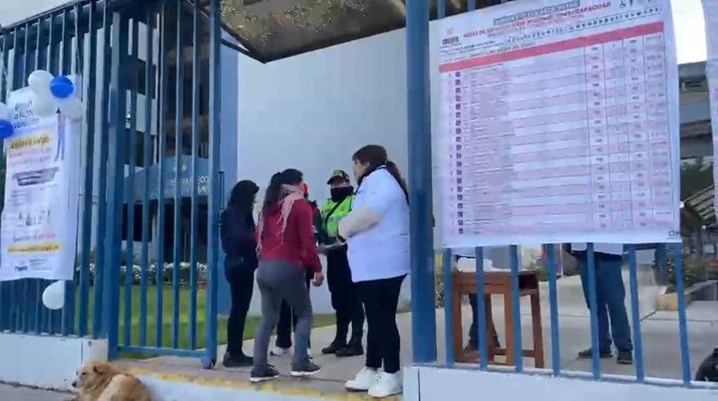 Personal de la <strong>ONPE</strong> orienta a los <strong>electores</strong>, que llegaron bien abrigados, sobre la ubicación de sus mesas de sufragio, en la <strong>Universidad Andina del Cusco</strong>, en la región <a data-mce-href=https://rpp.pe/peru/cusco href=https://rpp.pe/peru/cusco>Cusco</a>.