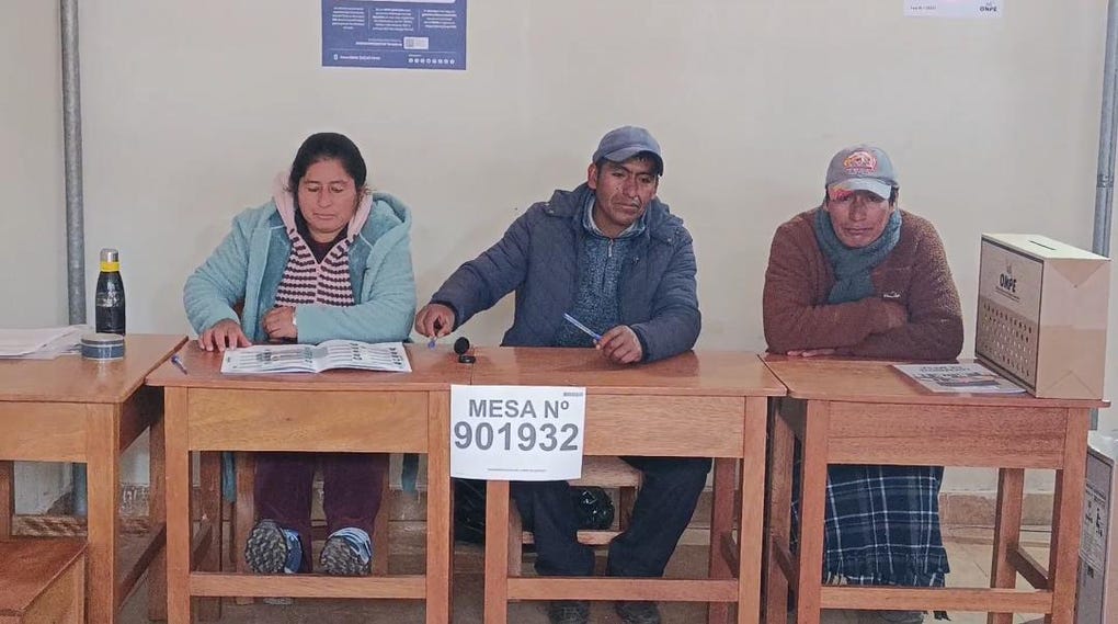 Miembros de mesa <strong>N°901932</strong> instalada en el local municipal de <strong>Choquepata</strong> distrito <strong>Oropesa</strong> provincia <strong>Quispicachi</strong> región <a data-mce-href=https://rpp.pe/peru/cusco href=https://rpp.pe/peru/cusco>Cusco</a>, esperan a los electores para que cumplan con su deber cívico.