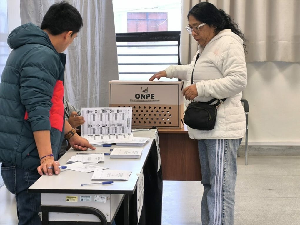 Electora colocando la <strong>cédula de votación</strong> con su <strong>voto</strong> en la <strong>ánfora</strong> en mesa instalada en la <strong>Universidad San Luis Gonzaga </strong>de <a data-mce-href=https://rpp.pe/peru/ica href=https://rpp.pe/peru/ica><strong>Ica</strong></a>.