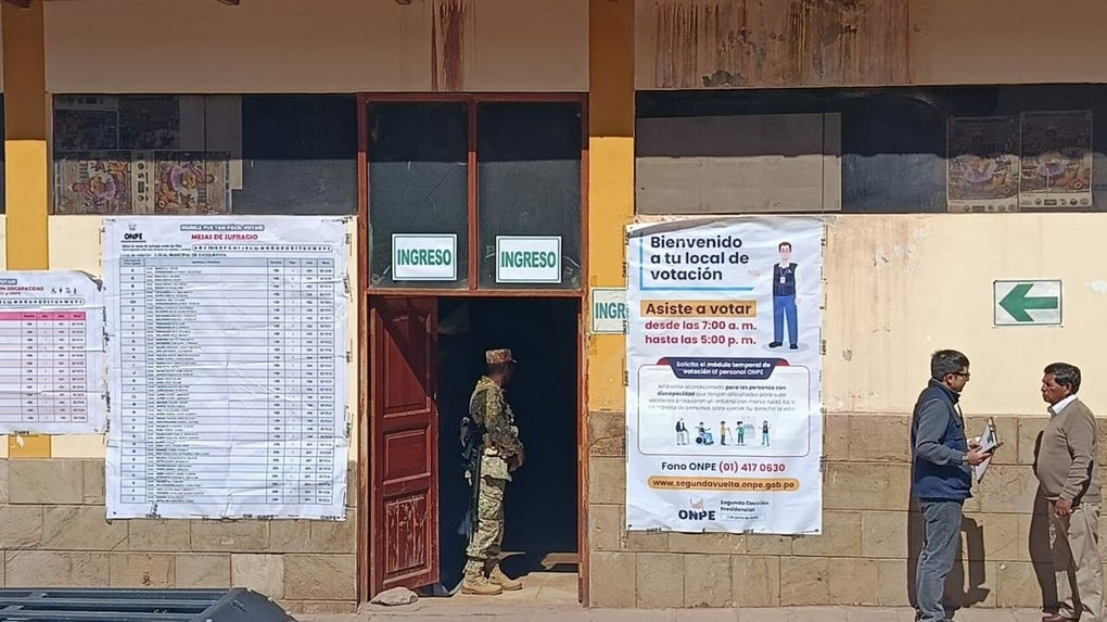 Personal del <strong>Ejército</strong> velando por la seguridad en el local de votación que tiene mesas de la serie <strong>N°900 mil</strong> instalada en el local municipal de <strong>Choquepata</strong> distrito <strong>Oropesa</strong> provincia <strong>Quispicachi</strong> región <a data-mce-href=https://rpp.pe/peru/cusco href=https://rpp.pe/peru/cusco>Cusco</a>.
