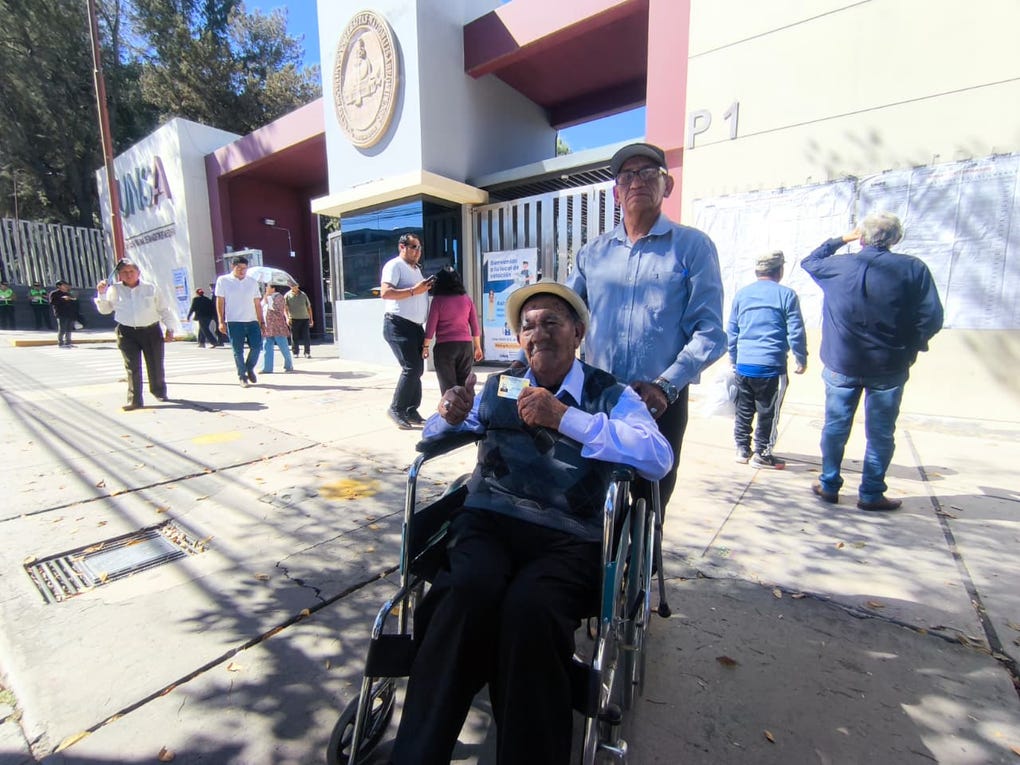 <strong>Víctor Yampi Vargas</strong>, trabajador jubilado de los ferrocarriles y vecino del <strong>Cercado</strong> de <a data-mce-href=https://rpp.pe/peru/arequipa href=https://rpp.pe/peru/arequipa>Arequipa</a>, llegó acompañado de su hijo al local de votación instalado en el área de Ingenierías de la Universidad Nacional de San Agustín. Don <strong>Víctor</strong> <strong>vota</strong> desde el año de <strong>1945</strong>.