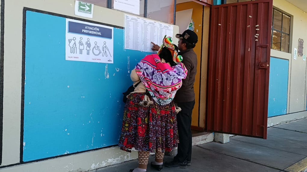 Electores que llegaron a votar en la <strong>segunda vuelta</strong> de la elección presidencial ubicando su número de <strong>orden</strong> en <strong>padrón</strong> <strong>electoral</strong> en un colegio de la región <a data-mce-href=https://rpp.pe/peru/puno href=https://rpp.pe/peru/puno>Puno</a>.
