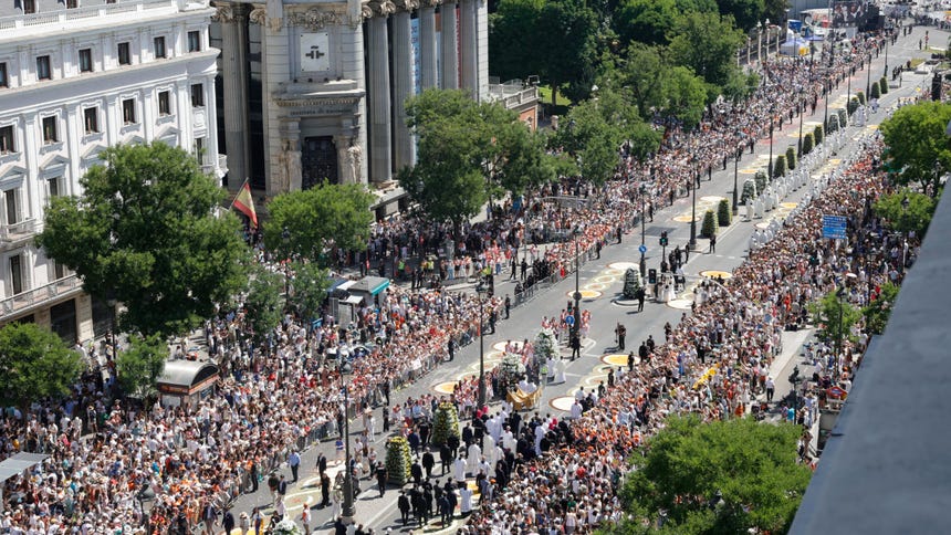 León XIV presidió multitudinaria procesión del Corpus Christ
