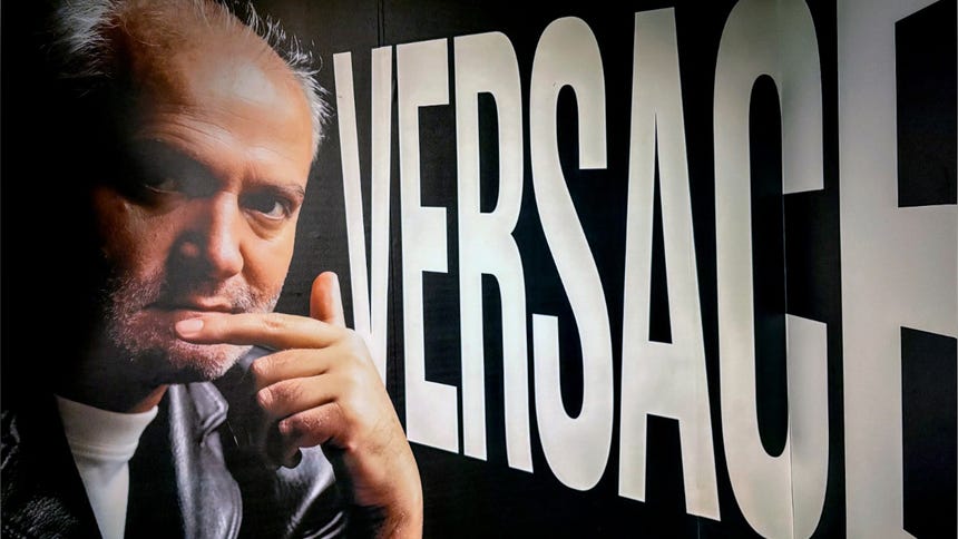 Un viaje por el legado de Gianni Versace: París le rinde hom
