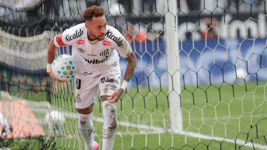 Neymar, a nivel de clubes, juega en el Santos.