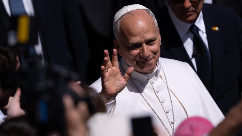 El papa León XIV saluda a los fieles tras su esperado e histórico discurso en el Congreso de los Diputados en Madrid durante su visita a España.