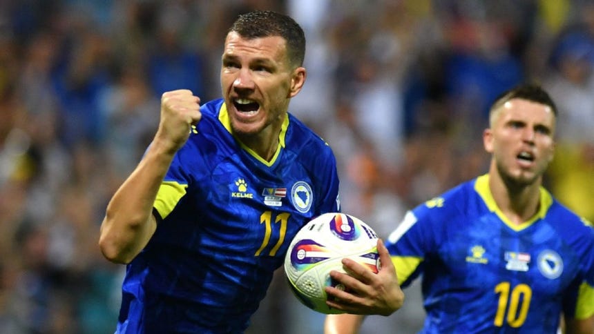 Edin Dzeko busca ser titular en la delantera bosnia.