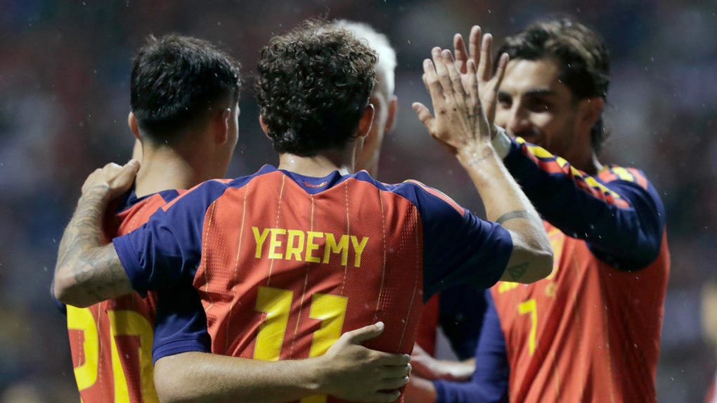 Yeremy Pino celebrando el 3-0 de España