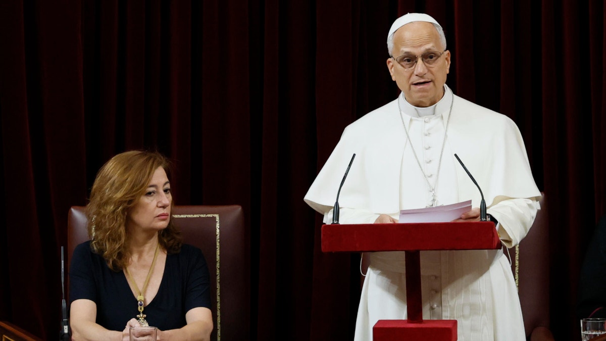 León XIV pide solidaridad con los migrantes y justicia en lo