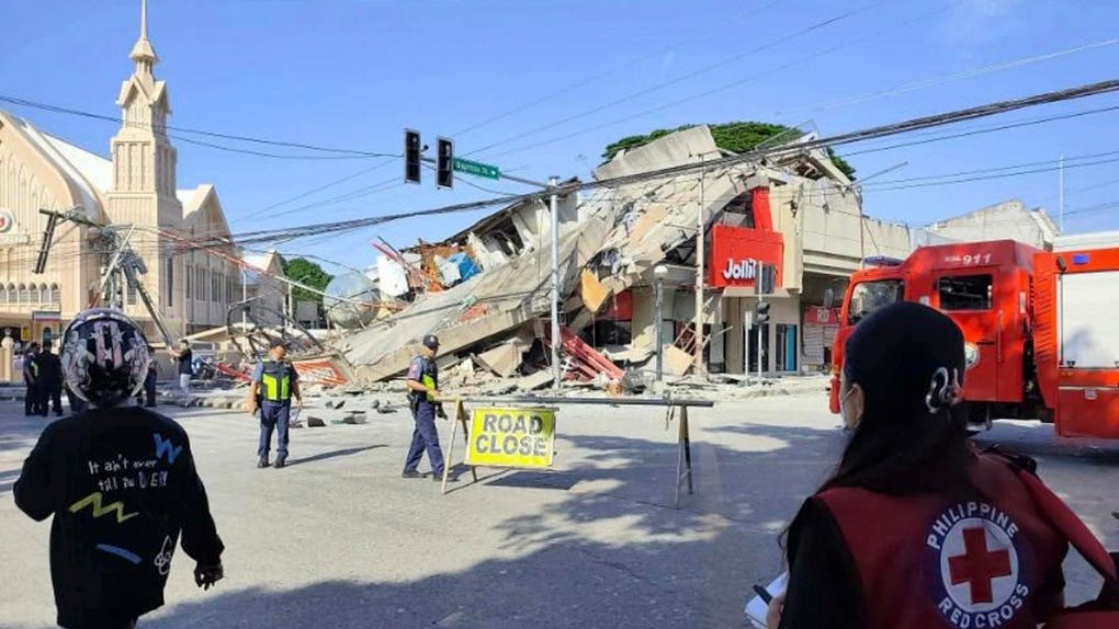 Videos impactantes: Colapso de edificios por sismo de 7.8 en Filipinas. 