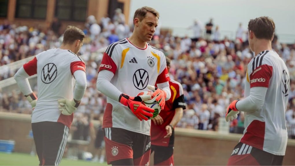 Manuel Neuer volvió a los entrenamientos pocas horas después de llegar al campamento base alemán en Winston-Salem, Carolina del Norte.