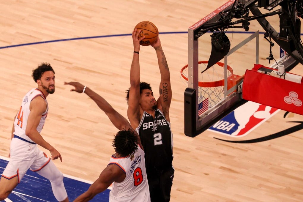 Los San Antonio Spurs se impusieron este lunes a los New York Knicks por 111-115 en el regreso de unas Finales de la NBA al Madison Square Garden tras 27 años y redujeron a 2-1 la ventaja neoyorquina en la serie.