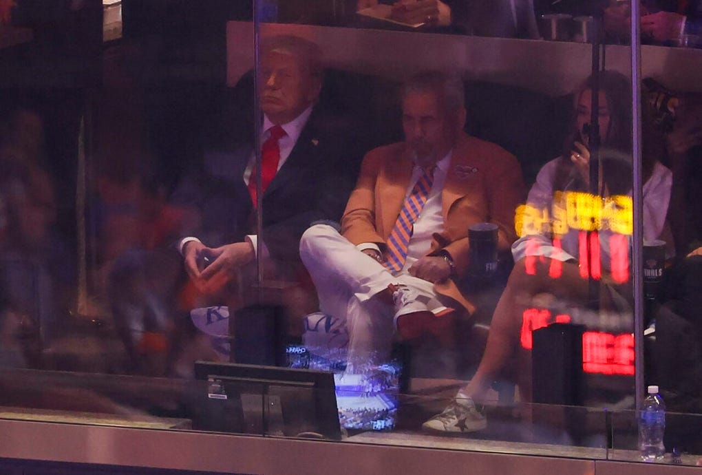 El partido de anoche en el Madison Square Garden fue visto por el presidente de EE.UU., Donald Trump. El republicano fue abucheado cuando se cantaba Himno Nacional previo al partido.