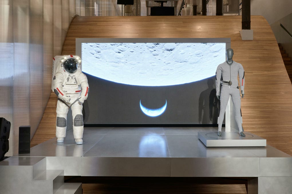 Los astronautas del programa Artemis de la NASA, que ambiciona llevar de regreso al ser humano a la Luna, vestirán ropa de Prada especialmente diseñada para estas misiones debajo de sus trajes espaciales, fruto de una colaboración entre la agencia estadounidense y la marca de moda italiana.  